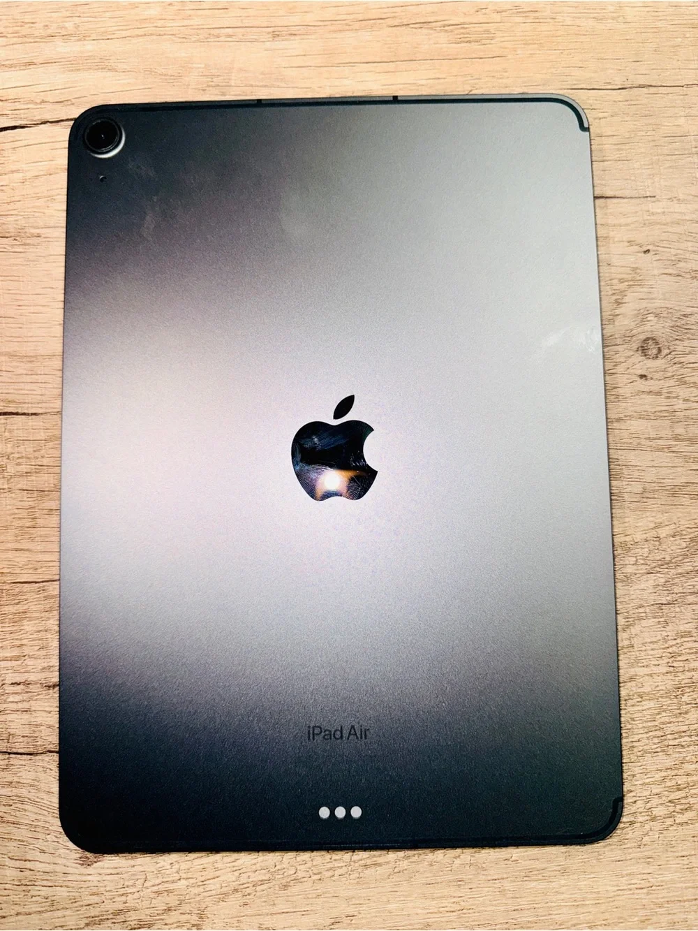 Apple iPad Air 5th Gen (64GB, Wi-Fi + Cellular) + Keyboard case. - Picture 6 of 9